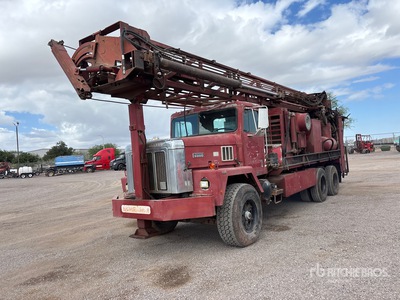 Schramm 685 on 1985 International Paystar 5000 6x4 Appareil de forage de puits d'eau
