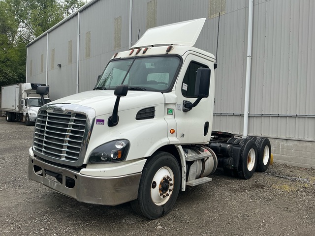 2017 Freightliner Cascadia 113 6x4 T/A Day Cab Truck Tractor
