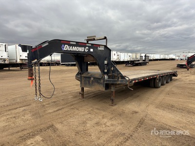 2019 Diamond C FMAX310 32 ft Tri/A Equipment Trailer