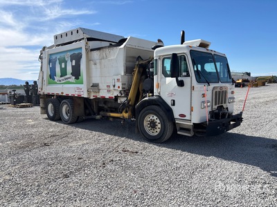2015 Peterbilt 320 6x2 Side Loader Waste Collection Truck