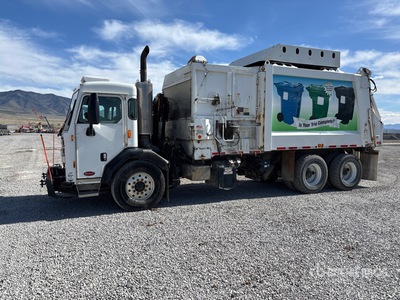2015 Peterbilt 320 6x4 Side Loader Waste Collection Truck