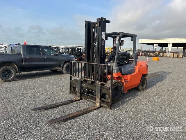 2013 Toyota 7FGU45 8800 lb Pneumatic Tire Forklift