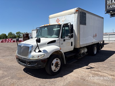 2003 International 4200 4x2 Camion fourgon (Inoperable)