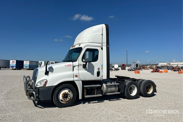2018 Freightliner Cascadia 125 6x4 T/A Day Cab Truck Tractor