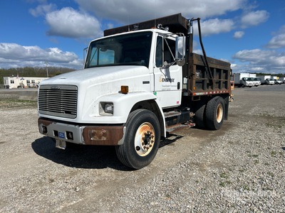 1999 Freightliner FL70 4x2 Furgoneta caja cerrada