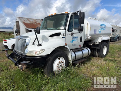 2010 International 2000 L 4x2 Camion cisterna de agua