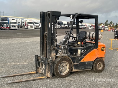Doosan G30E-7 5500 lb Pneumatic Tire Forklift