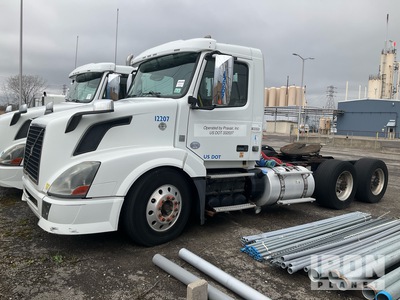 2014 Volvo VNL 6x4 Ciągnik siodłowy T/A z kabiną dzienną (Inoperable)
