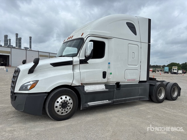 2019 Freightliner Cascadia 126 2019 Freightliner Cascadia 126 6X4 T/A Sleeper Truck Tractor