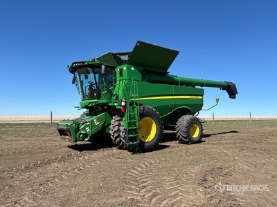 2017 John Deere S780 Combine Harvester