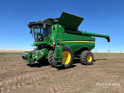 2016 John Deere S680 Combine Harvester