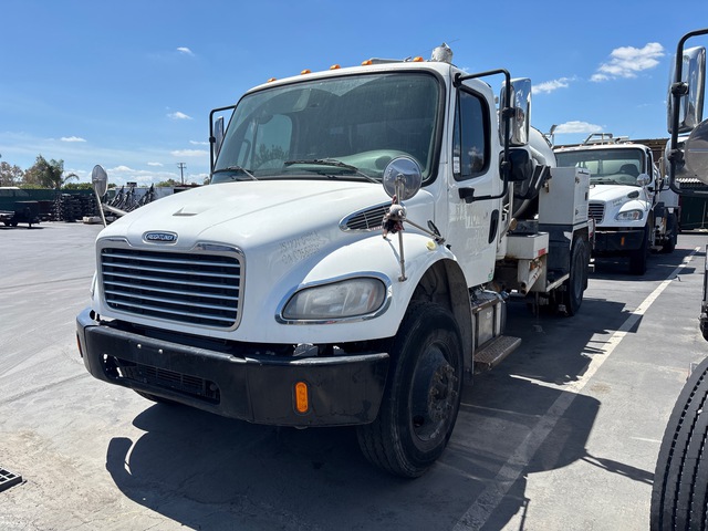 2016 Freightliner M2 106 4x2 Tanker Truck 2016 Freightliner M2 106 4x2 Tanker Truck