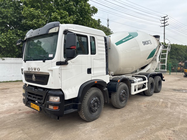2020 Sinotruck Howo 8x4 Sleeper Mixer Truck