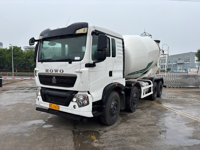 2020 Sinotruck Howo 8x4 Sleeper Mixer Truck