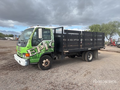 2002 Isuzu NPR 4x2 Camionnette pour travaux paysagers