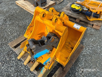 Quantity of (3) Excavator Buckets and Coupler エクスカベーター用アタッチメント - その他