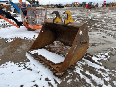 Brandt 60 in Q/C Cleanup Excavator Bucket - Fits John Deere 245G