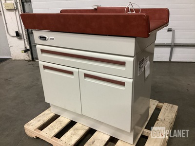 Midmark 640-001-252 Pediatric Table