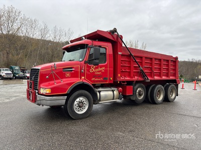 2004 Volvo VHD Tri/A Camión dumper