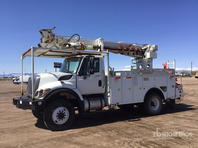 2013 Commander C4045 on 2014 International 7300 4x4 Kran-Bohrgerät Lkw