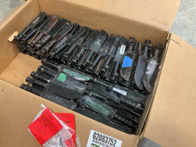 (113) Combat Knives w/Sheaths