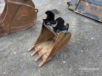18 in Digging Excavator Bucket