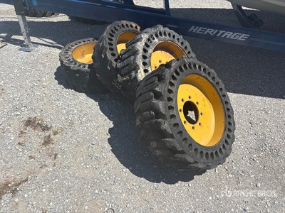 Quantity of (4) 31x16x10 Skid Steer Aperture を見 Tires - Fits Cat