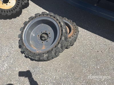 Quantity of (2) 31x10x20 Skid Steer Aperture を見 Tires - Fits Cat