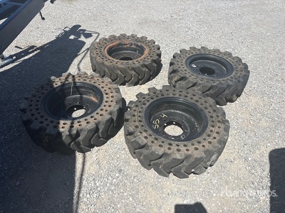 Quantity of (4) 30x10x16 Skid Steer Aperture を見 Tires - Fits Cat