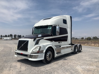 2015 Volvo VNL64T-670 6x4 Tractocamion con Dormitorio / T/A Sleeper Truck Tractor