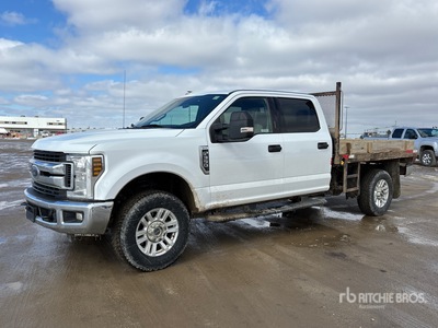 2019 Ford F-350 XLT 4x4 Crew Cab Flatbed Truck