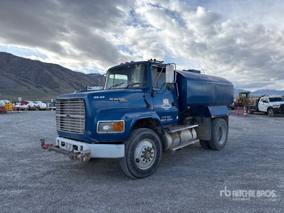 1995 Ford L9000 2000 gal 4x2 Camion à eau