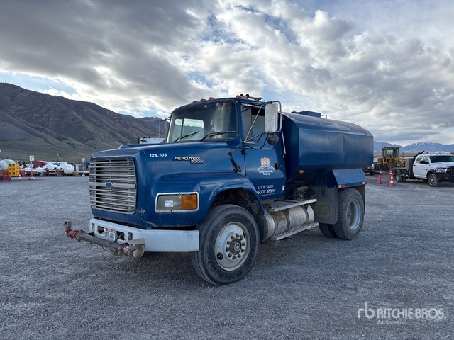 1995 Ford L9000 2000 gal 4x2 Water Truck