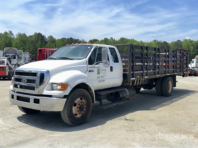 2004 Ford F-650 4x2 Extended Cab Flatbed Truck