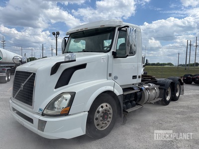 2016 Volvo VNL64T 6x4 Cabeza Tractora Cabina Corta