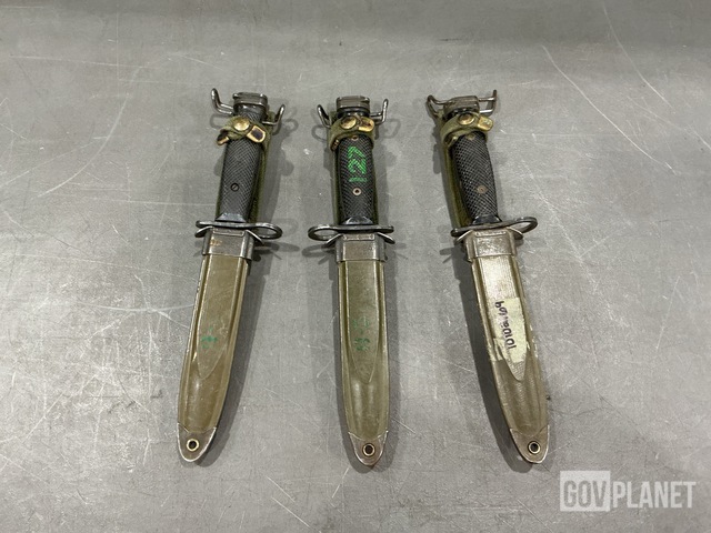 (60) Bayonet Knives w/Scabbards