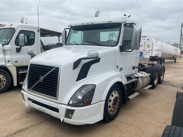 2015 Volvo VNL64T 6x4 T/A Day Cab Truck Tractor (Inoperable) 2015 Volvo VNL64T 6x4 T/A Day Cab Truck Tractor (Inoperable)