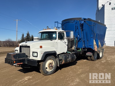 2003 Mack RD688S 6x4 Feed Truck