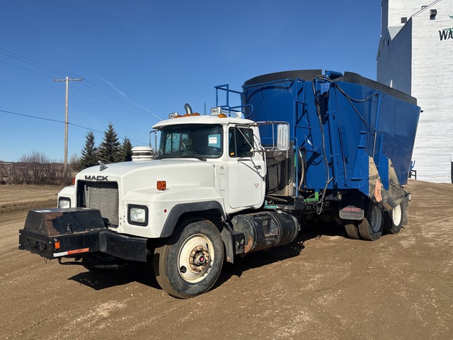 2003 Mack RD688S 6x4 Feed Truck