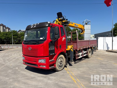2021 XCMG SQS200 8 ton on 2021 FAW J6L-180 4x2 Sleeper Flatbed Truck with Crane