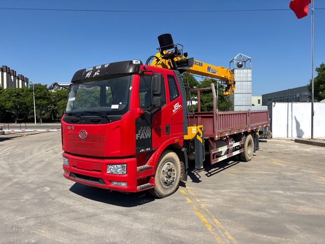 2021 XCMG SQS200 8 ton on 2021 FAW J6L-180 4x2 Sleeper Flatbed Truck w/Crane