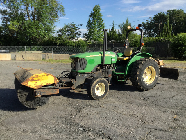 2007 John Deere 5225 Broom Tractor
