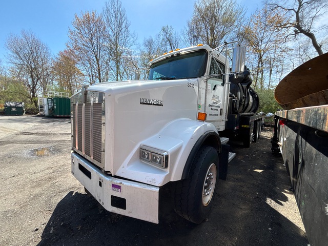 2000 Presvac 3500 gal on 2001 Kenworth T800 8x4 Vacuum Tanker Truck (Inoperable)