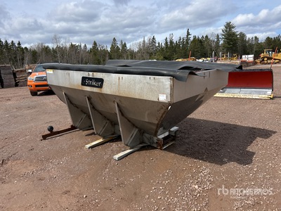 Striker Hydraulic 10 ft x 70 in Salzstreuer - Fits Truck