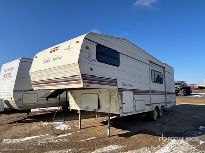 1993 Glendale Golden Falcon 26 ft T/A Travel Trailer