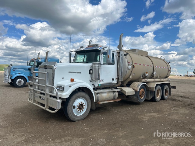 2008 Western Star 4900FA 4500 gal 8x4 Tanker Truck (Glider Kit)