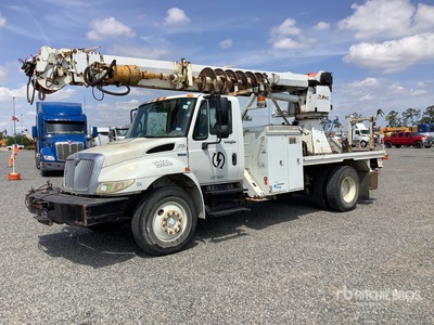 Altec on 2009 International 4300 Dura star 4x2 Digger Derrick Truck