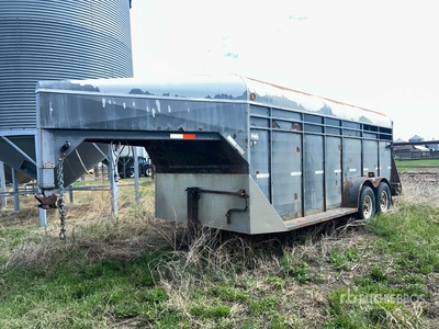 2002 Bergen 18 ft T/A Gooseneck Livestock Trailer