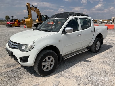 2012 Mitsubishi L200 4x4 Crew Cab Camioneta / Pickup