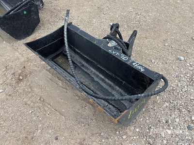 2026 GIYI GY-D3T 32 in Hydraulic Tilting Mini Excavator Bucket - Fits Cat (Unused)